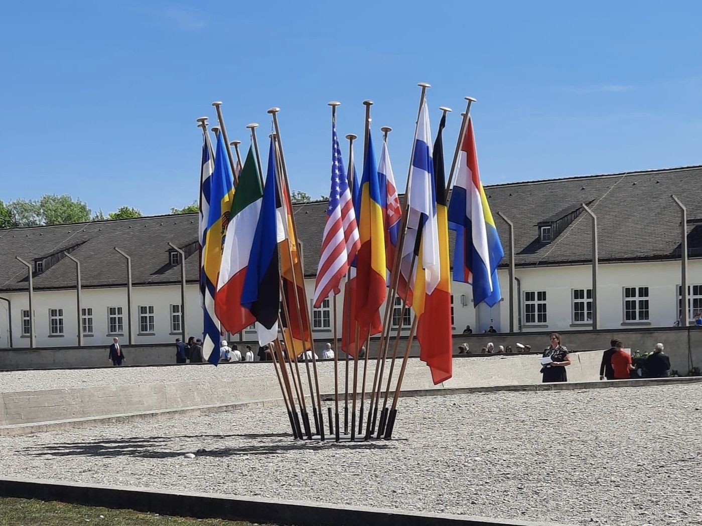 Appellplatz mit Fahnenmast und Flaggen im KZ-Dachau