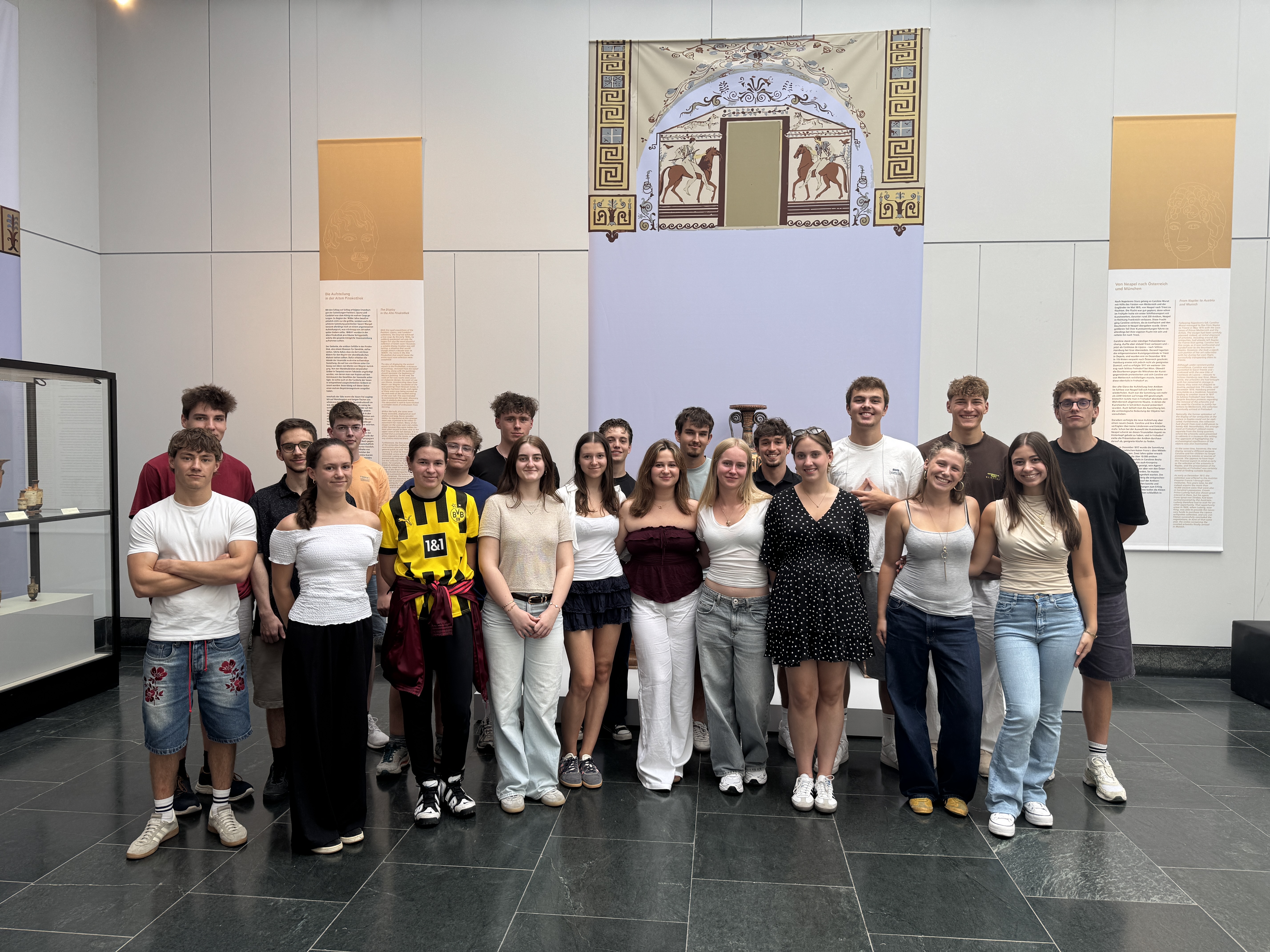 Schüler in der Ausstellung