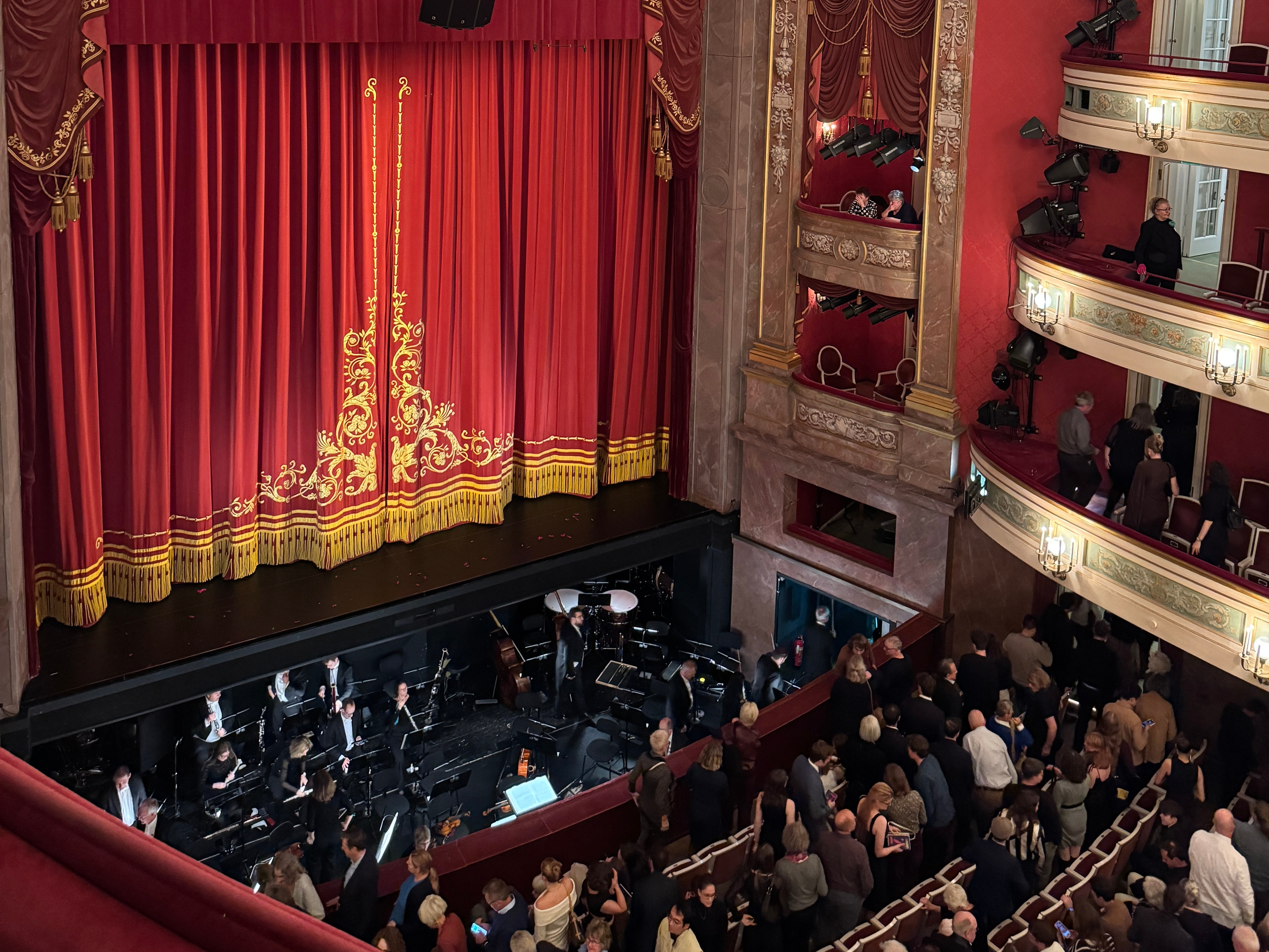Blick in das Parkett und den Orchestergraben